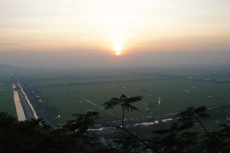Hoàng hôn trên những cánh đồng lúa và con kênh thẳng nhìn từ núi Sam gần Châu Đốc.