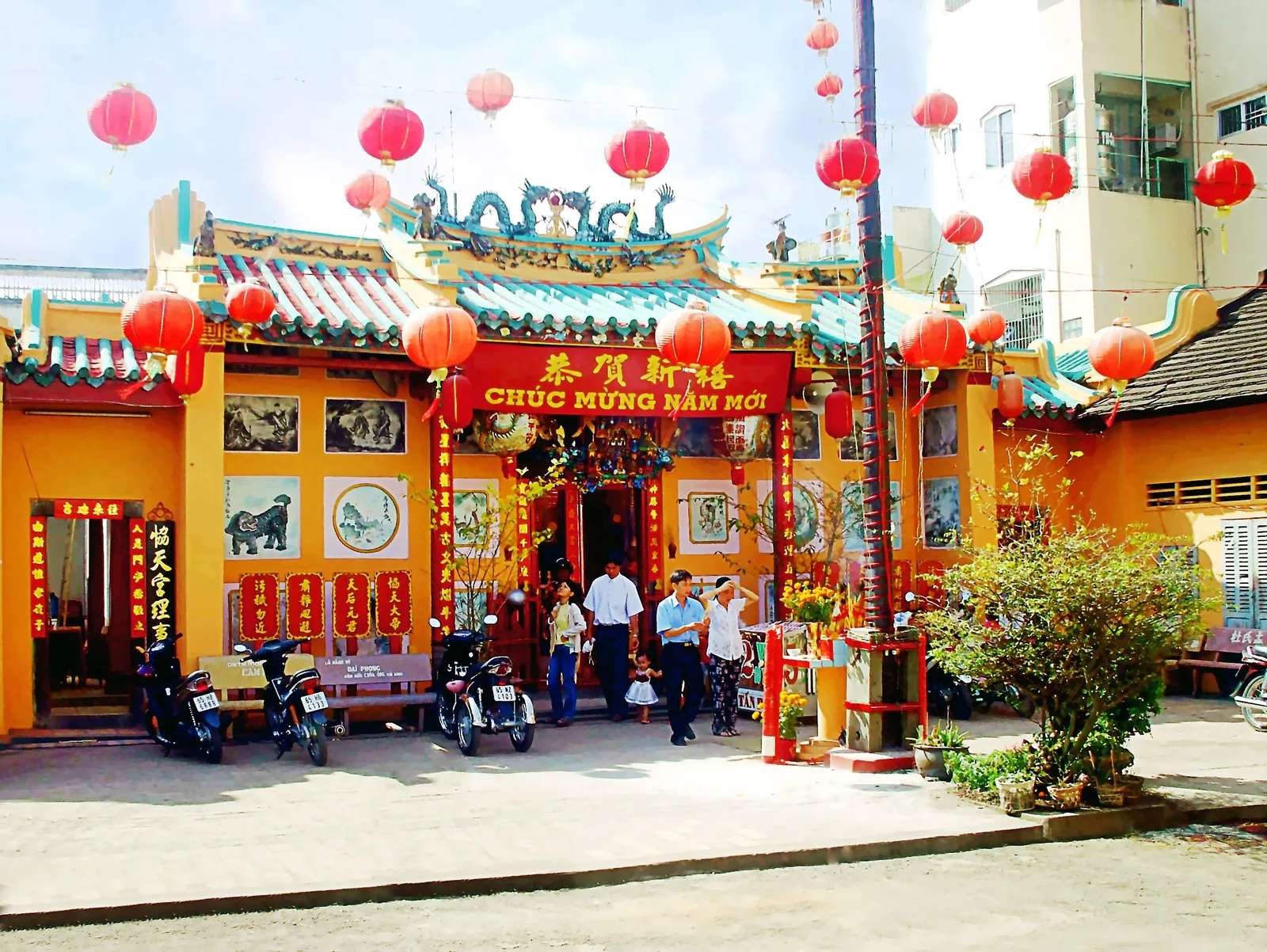 Đèn lồng đỏ trang trí mặt tiền vàng của một ngôi chùa người Hoa ở Cái Răng, Cần Thơ vào dịp Tết.
