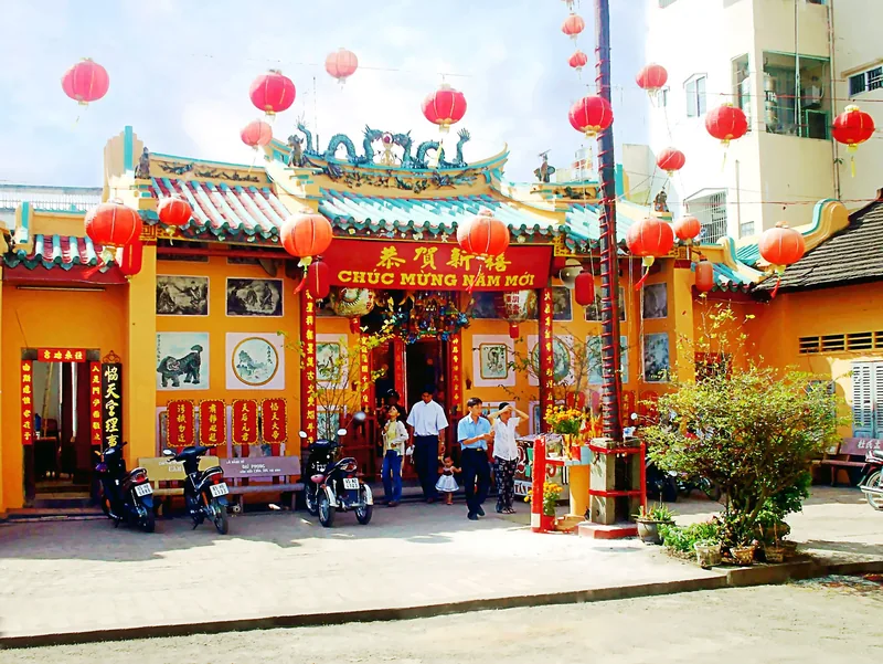 Đèn lồng đỏ trang trí mặt tiền vàng của một ngôi chùa người Hoa ở Cái Răng, Cần Thơ vào dịp Tết.