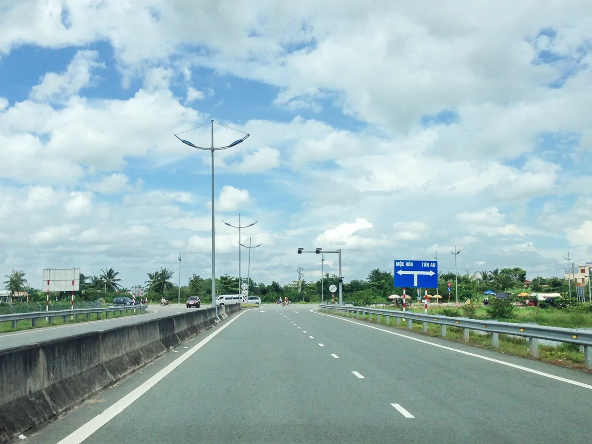 Nút giao đường cao tốc với bảng chỉ hướng đi Mộc Hóa và Tân An ở vùng Đồng bằng sông Cửu Long.